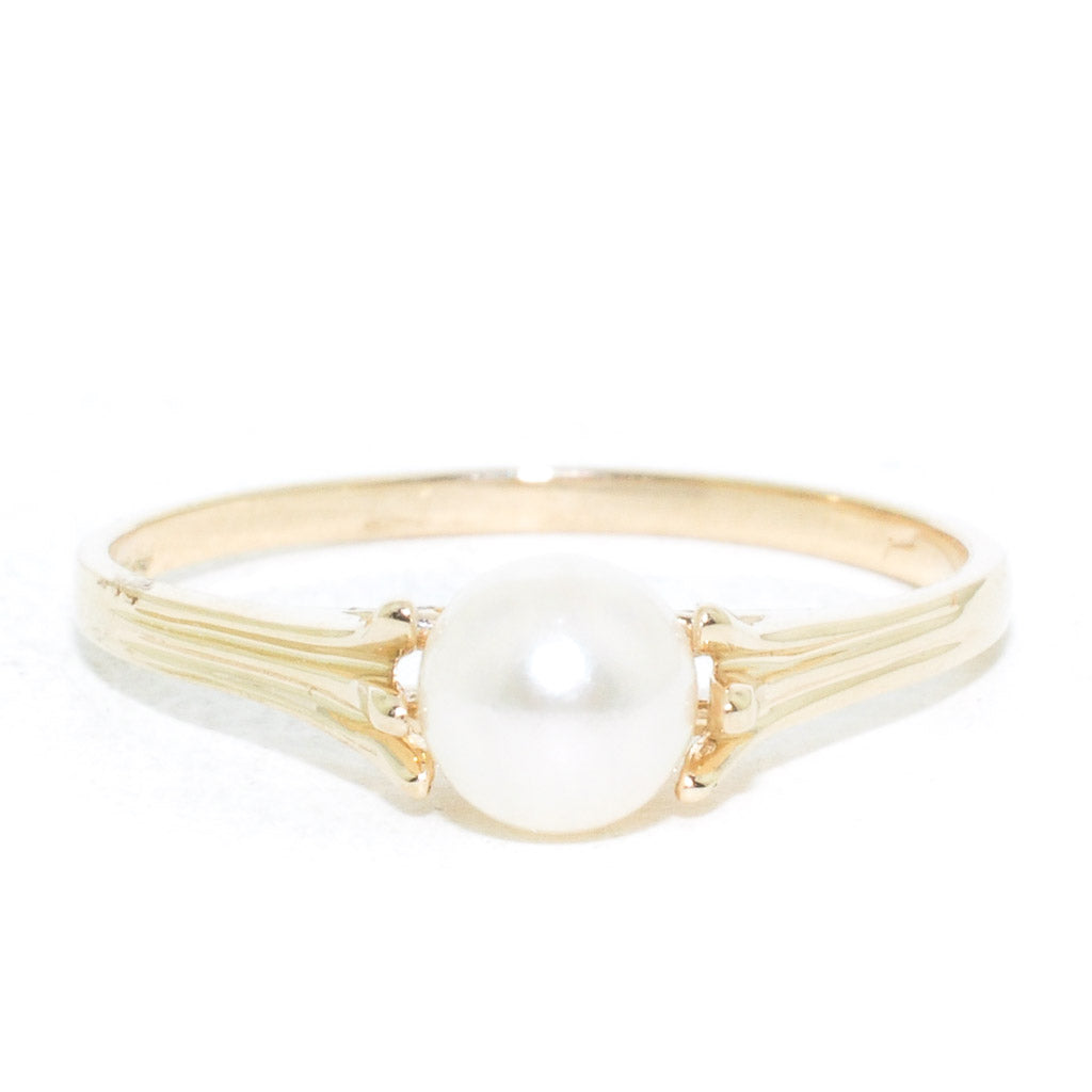 10KT Yellow Gold 3MM Cultured Pearl Childrens Ring.
Band Width :1M