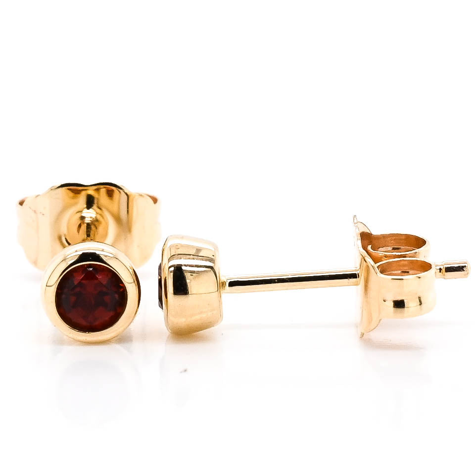 10KT Yellow Gold 0.50CT Garnet Bezel Set Stud Earrings.