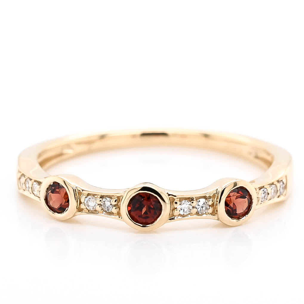 10KT Yellow Gold 0.25CTW Garnet & Diamond Ring.