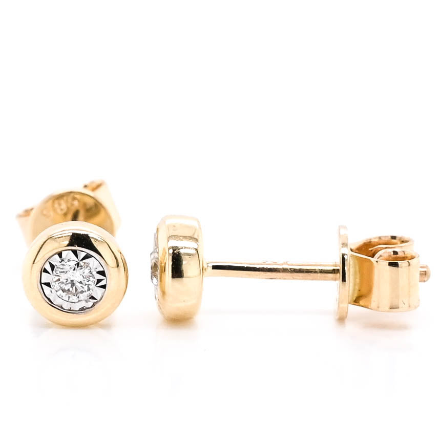 14Kt Yellow Gold 0.07CTW Diamond Bezel Set Stud Earrings.