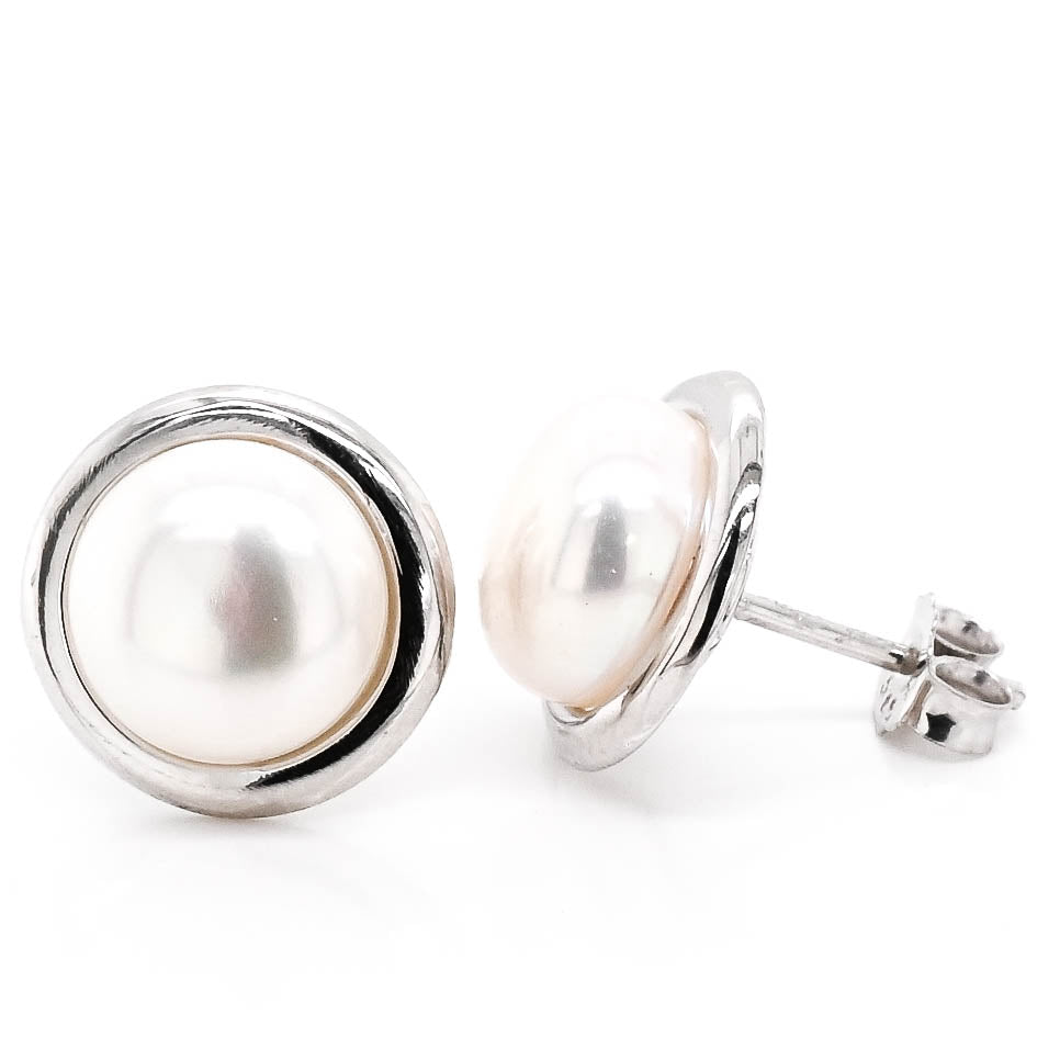 14KT White Gold 8-9mm Button Pearl Stud Earrings.