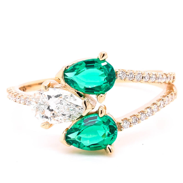 10KT Yellow Gold 0.90CTW Lab Created Emerald & Diamond Ring.