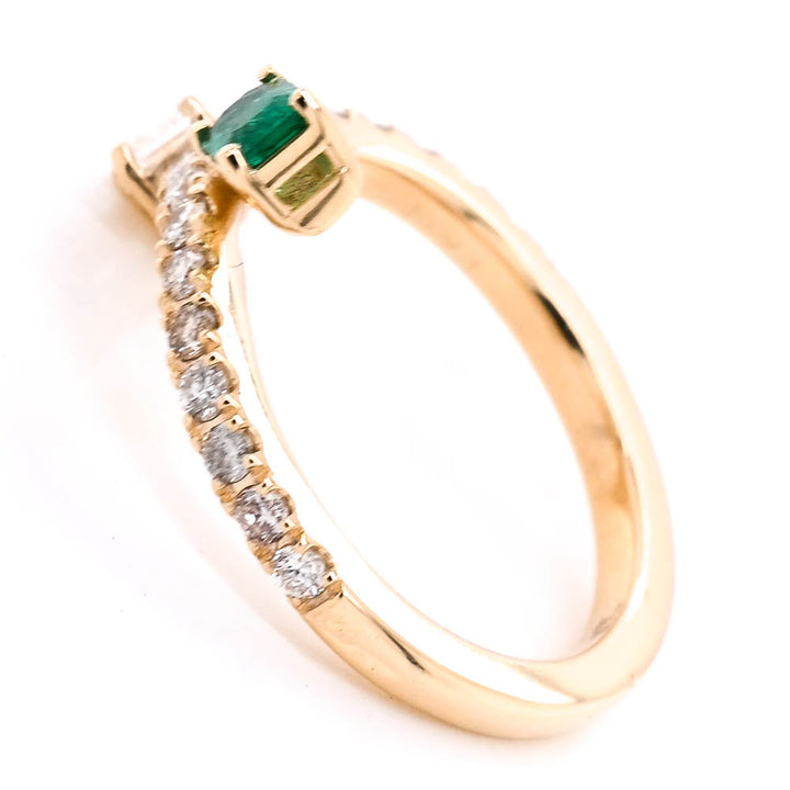 14KT Yellow Gold 0.21CT Emerald & Diamond Crossover Ring.

Diamonds: