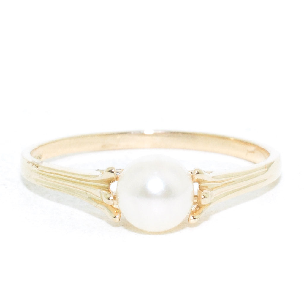 10KT Yellow Gold 3MM Cultured Pearl Childrens Ring. 

Band Width :1M