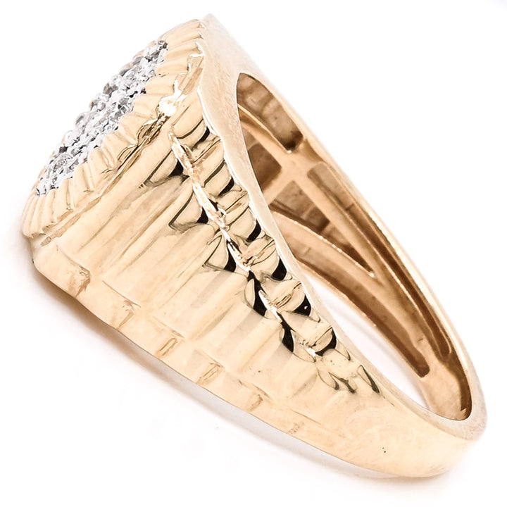 10KT Yellow Gold 0.15CTW Diamond Gents Ring. 

Band Width: 3.3mm
Si