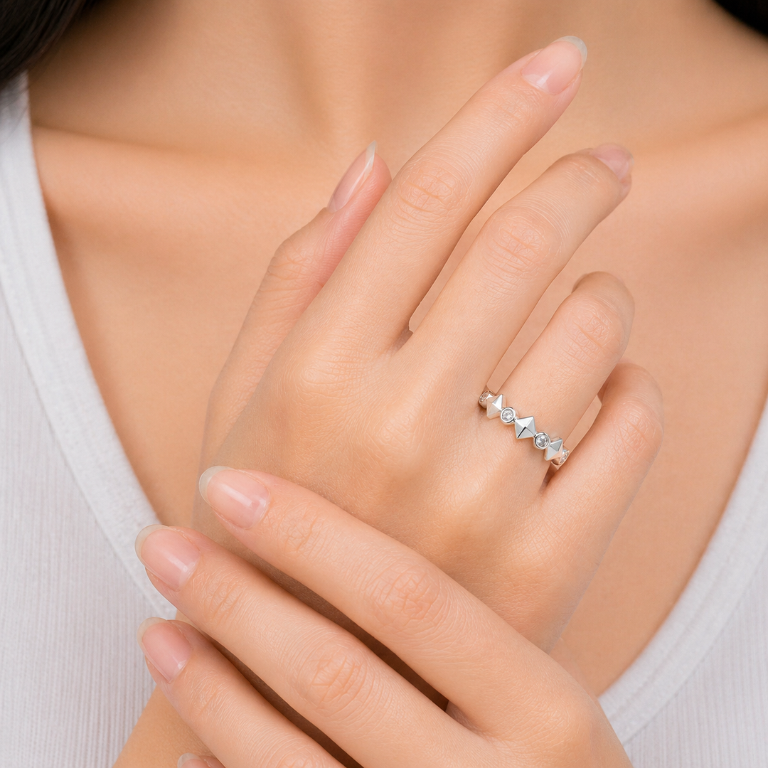 14KT White Gold 0.08CTW Diamond Ring.
