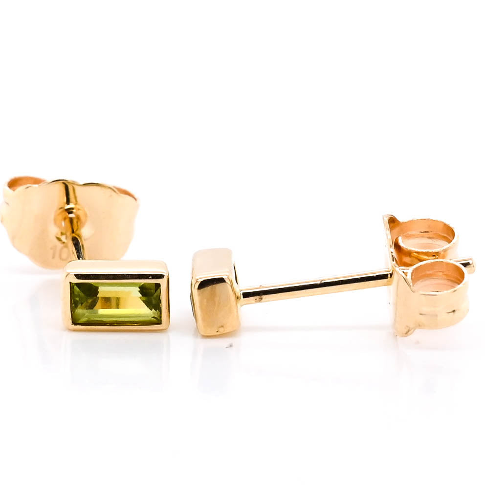 10KT Yellow Gold 0.20CT Baguette Peridot Bezel Set Stud Earrings.