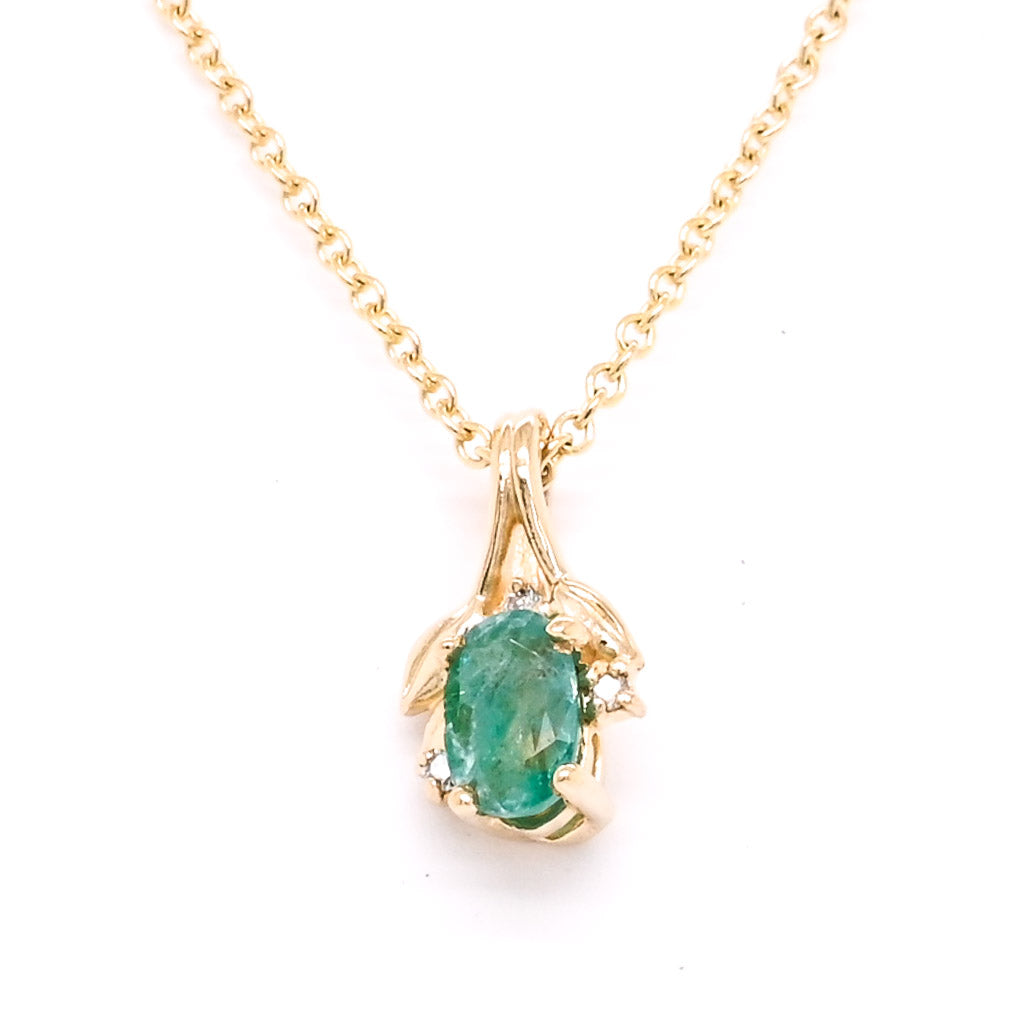 10KT Yellow Gold 18" 0.25CT Oval Shape Emerald and Diamond Necklace.