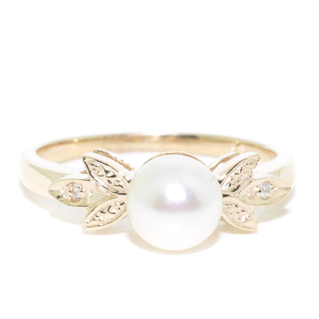 10KT Yellow Gold 4MM Cultured Pearl and Diamond Ring.