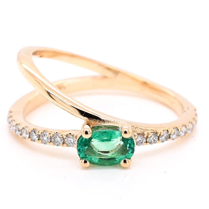 14KT Yellow Gold 0.35CT Oval Shape Emerald & Diamond Ring.