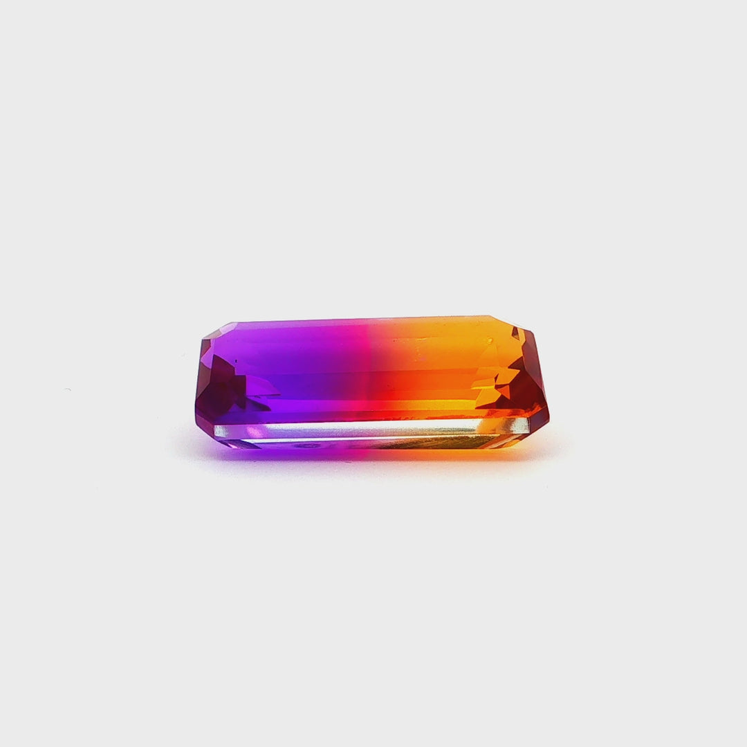 57.65CT Octogan Cut Quartz Losse Gemstone with Alexandrite Colouring.